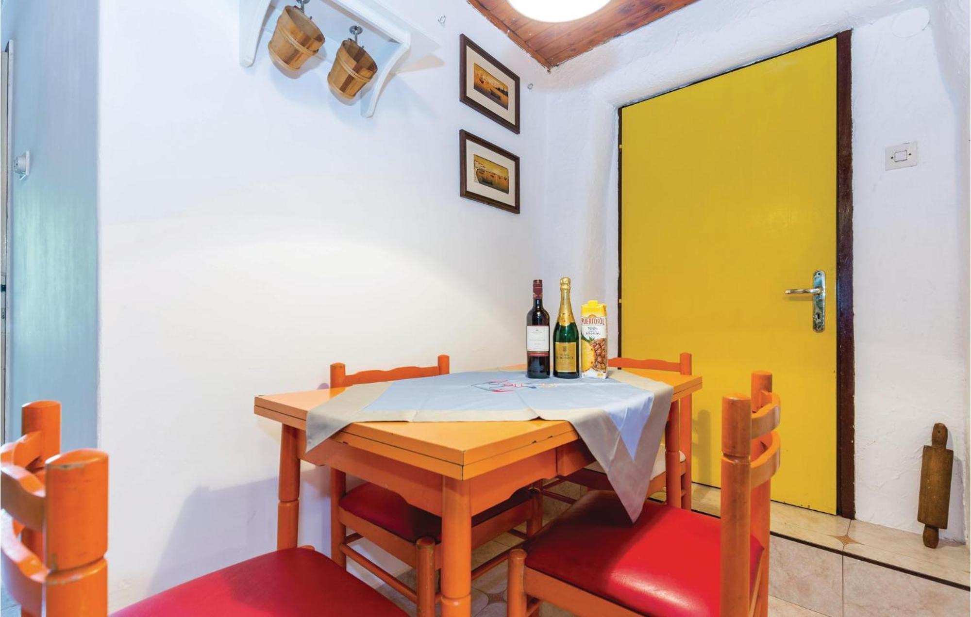 Amazing Apartment In Novi Vinodolski With Wifi Exterior foto